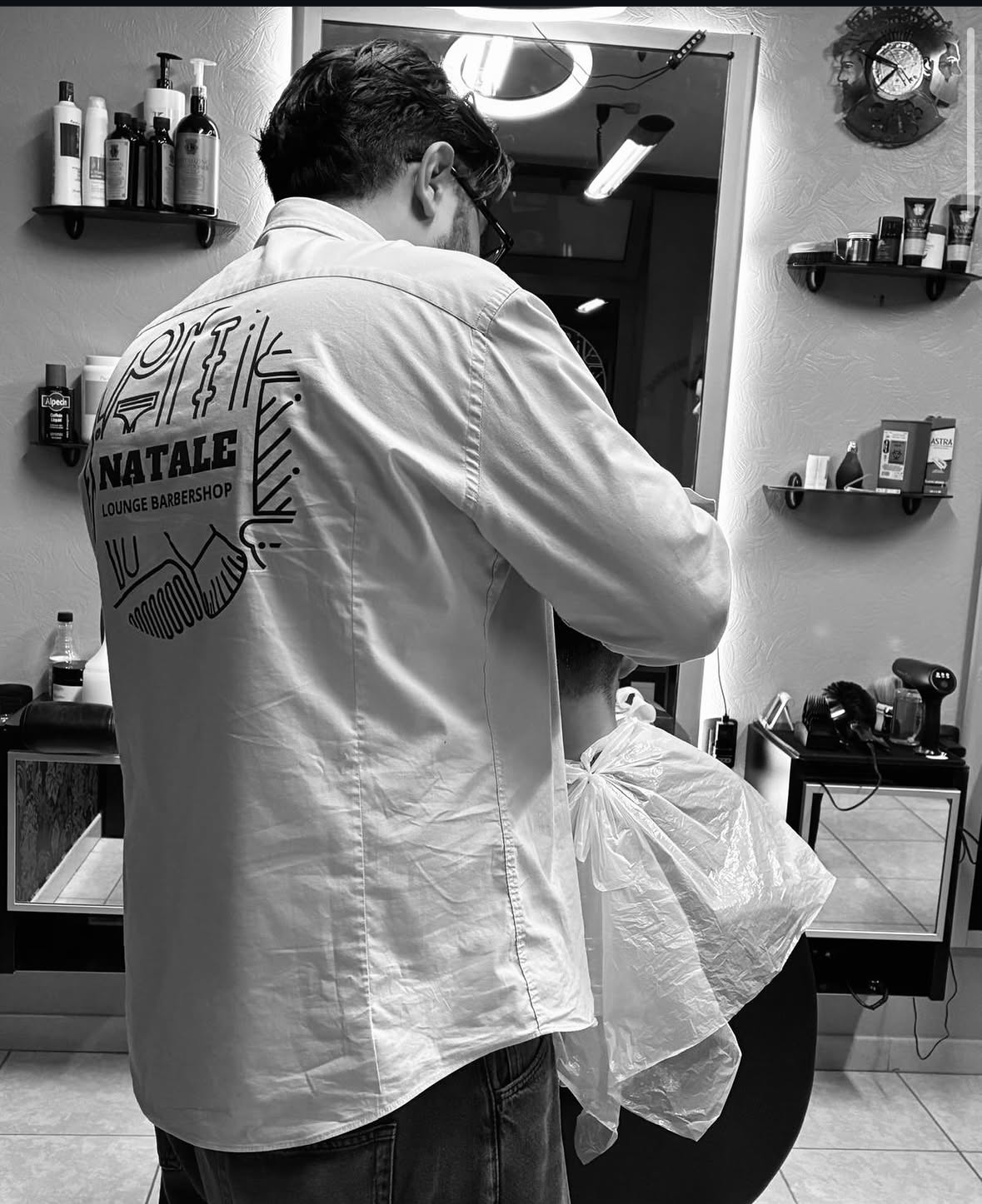 Michele al lavoro nel salone